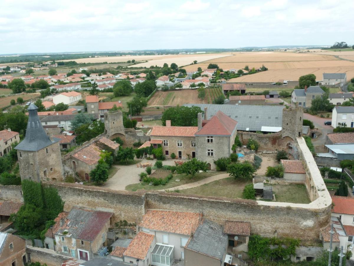 Le Vieux Chateau Airvault Exterior photo
