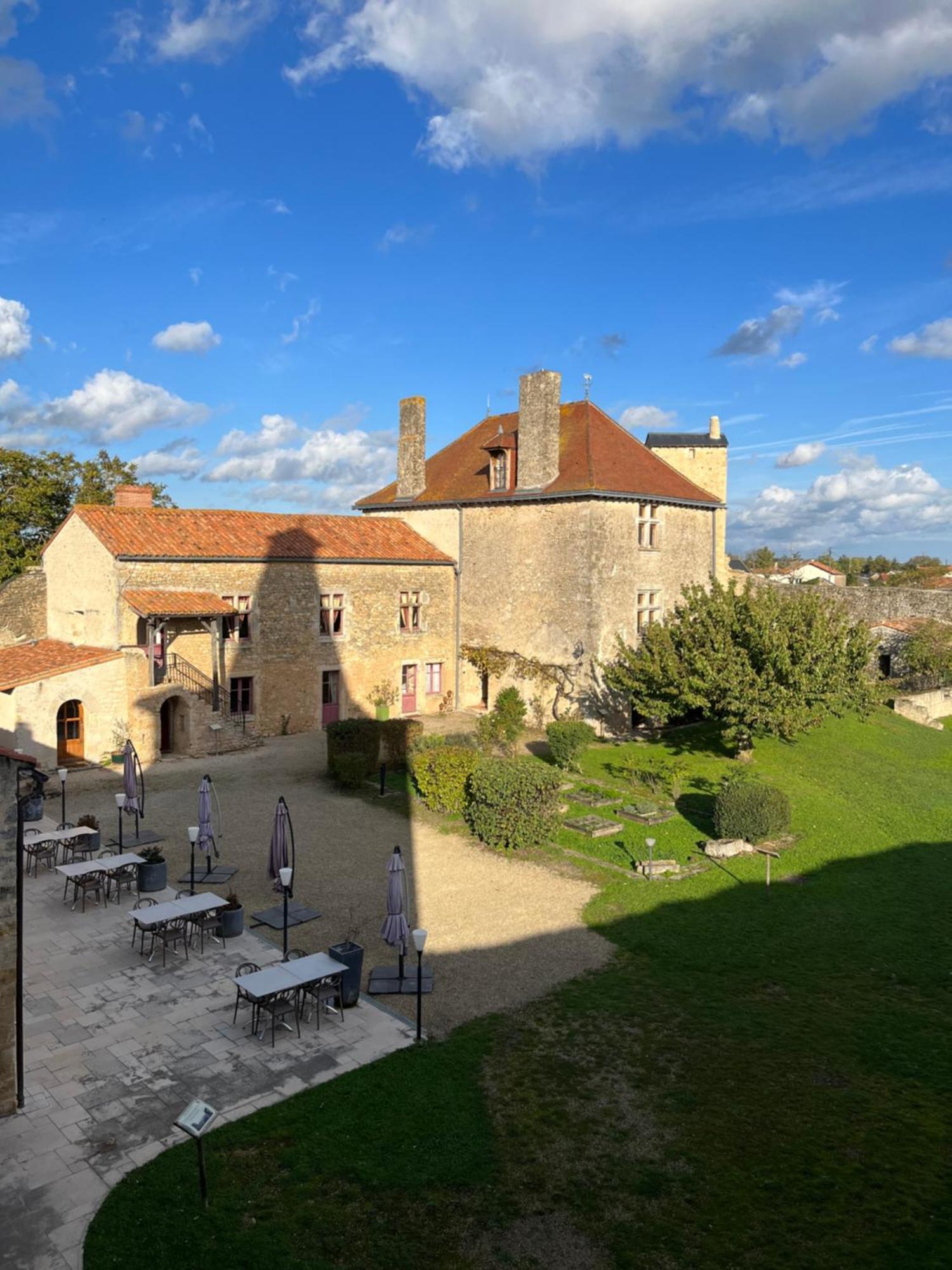 Le Vieux Chateau Airvault Exterior photo